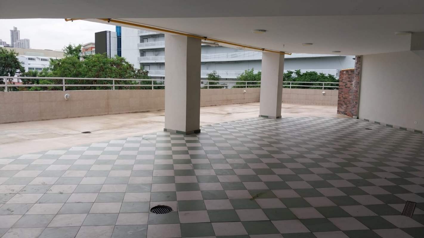 Contemporary bathroom with walk-in shower and vanity in PH Sky Point Punta Pacífica apartment for sale