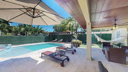 Covered terrace pool lounge tropical garden villa San José Panama