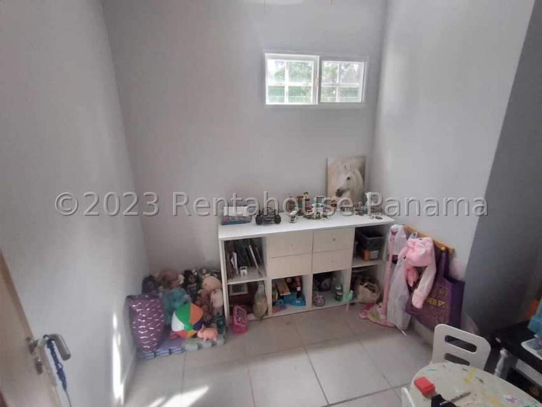 Spacious terrace with artificial grass and secure fencing in PH Victoria Brisas del Golf Panama