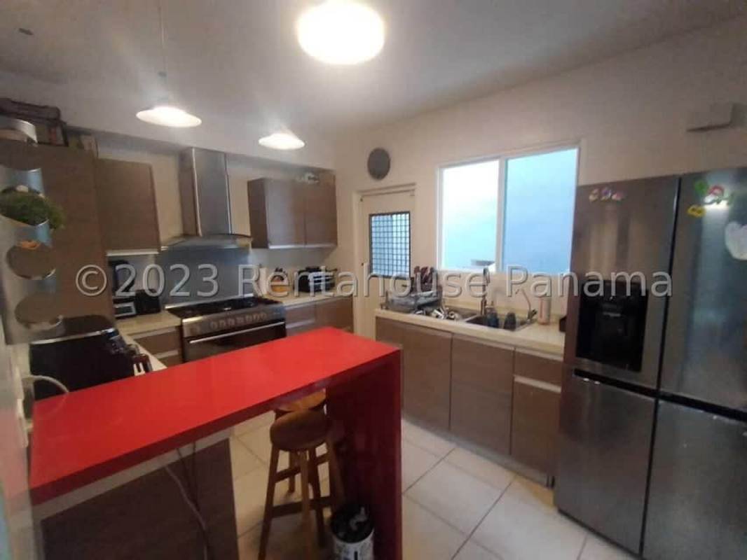 Large master bedroom with windows and ensuite bathroom PH Victoria Brisas del Golf Panama