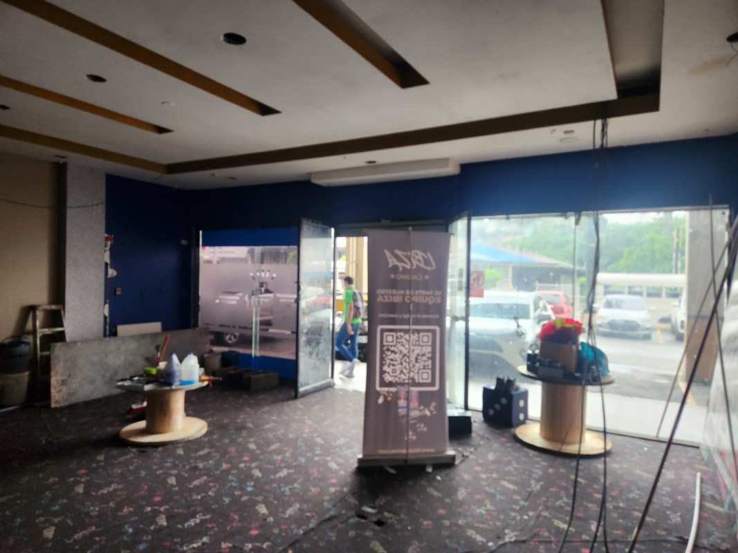 Empty retail floor plan with carpet pattern, open bar counter and unfinished ceiling at La Gran Estación Panama