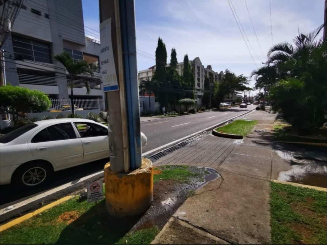 Small bathroom with glass shower, mirror and modern fixtures PH Parque Lefevre Sky Panama