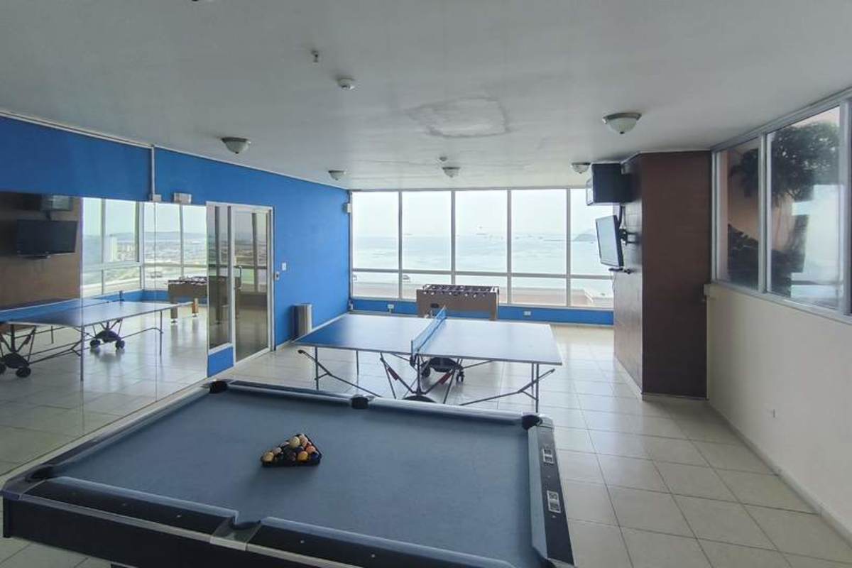 Rooftop infinity pool panoramic bay skyline views PH Vista del Mar Avenida Balboa Panama