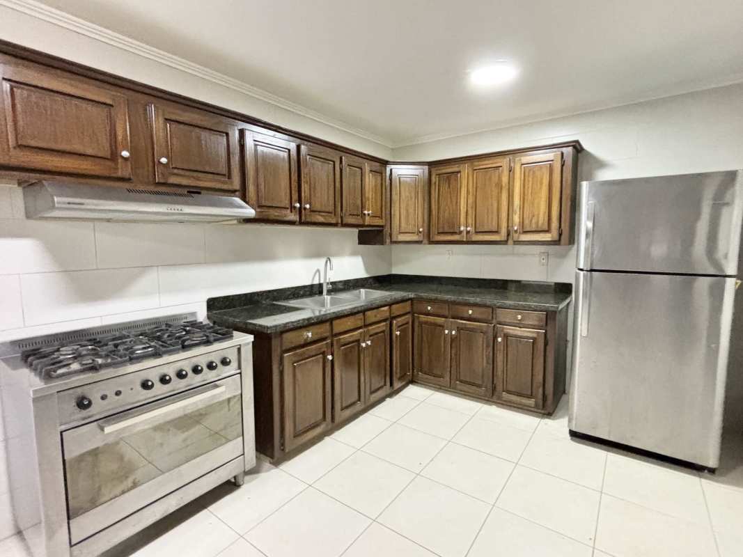 Large open living area with tiled floor, abundant natural light and AC unit in Cardenas Panama family house