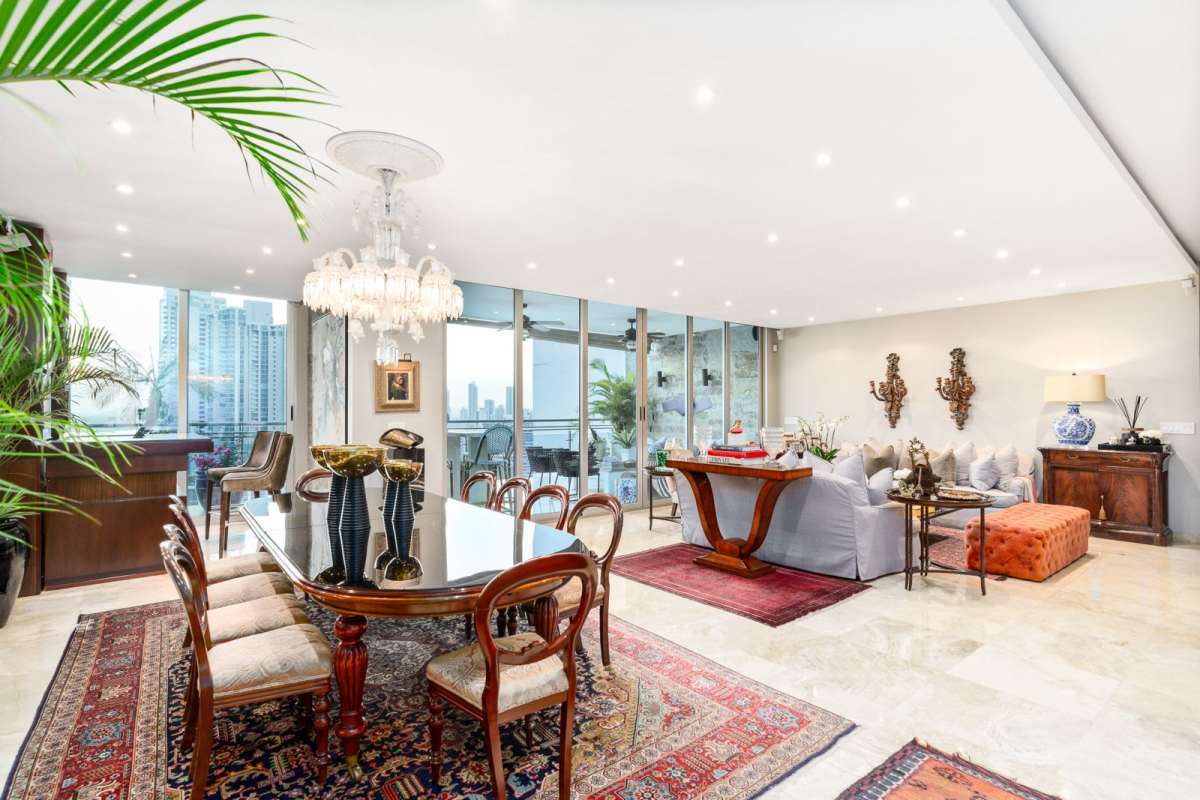 Sunny bedroom with panoramic windows, modern finishes, city skyline in Punta Pacifica PH Aqualina