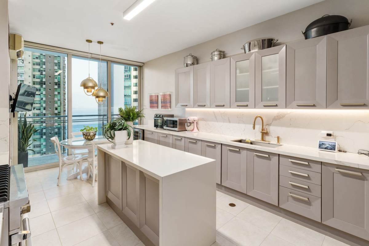 Spacious balcony with ocean view, lounge chairs, sunset vista PH Aqualina Punta Pacifica