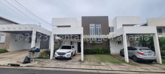 Spacious living room with porcelain flooring and natural light Vista Alegre Panama