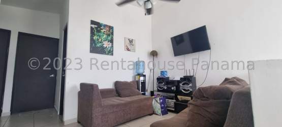 Bright bedroom with window and closet in Vista Alegre house Arraiján Panama