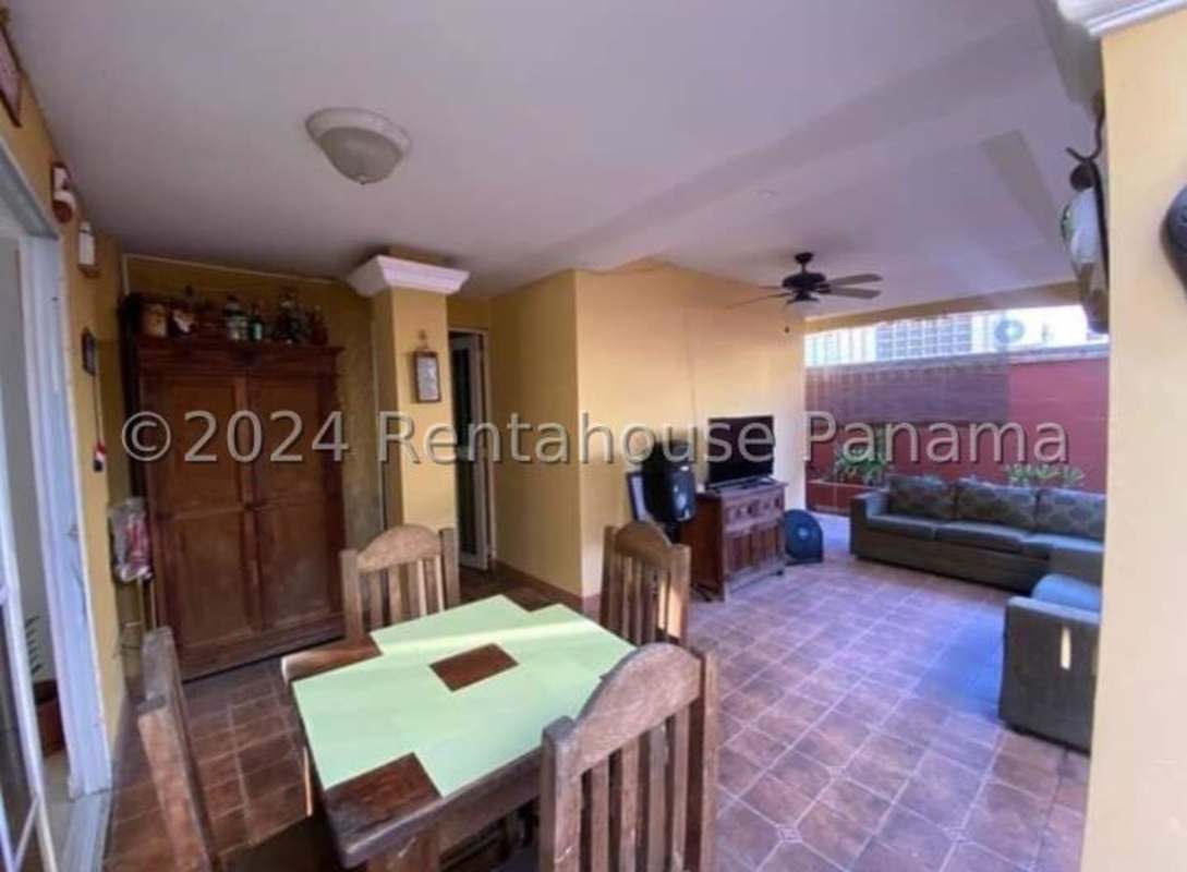 Bedroom with natural light, AC and closet in Dorado Springs Condado del Rey Panama