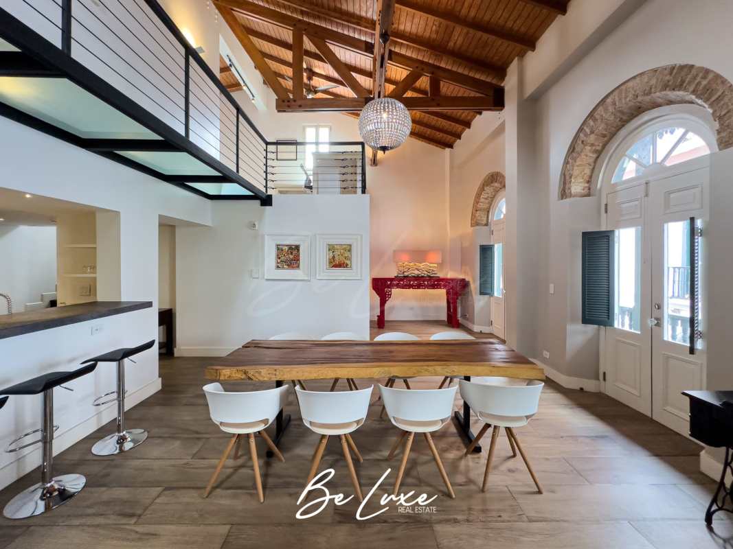 Modern dining area with exposed beams in luxury penthouse PH Casa Remón Casco Viejo Panama