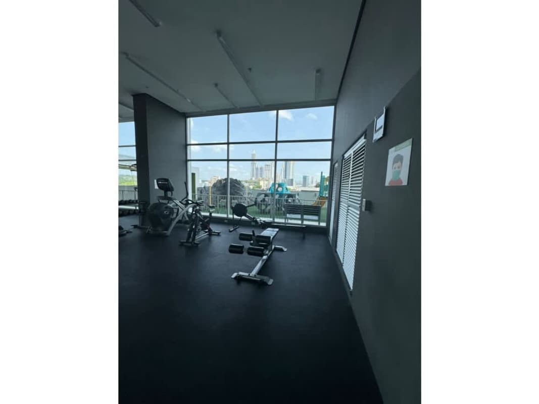 Spacious modern gym with large windows and city skyline views in PH Vivendi Green Edison Park Panama City