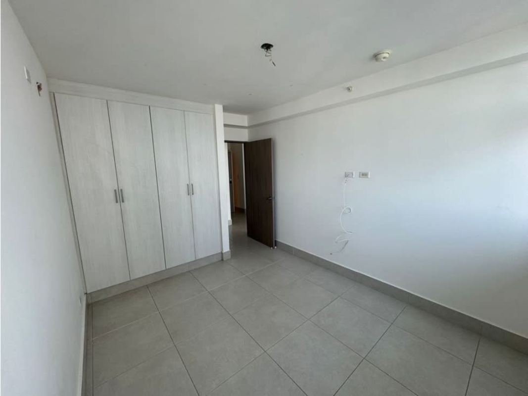 Modern American-style kitchen with breakfast bar and quality finishes at PH Vivendi Green Edison Park Panama