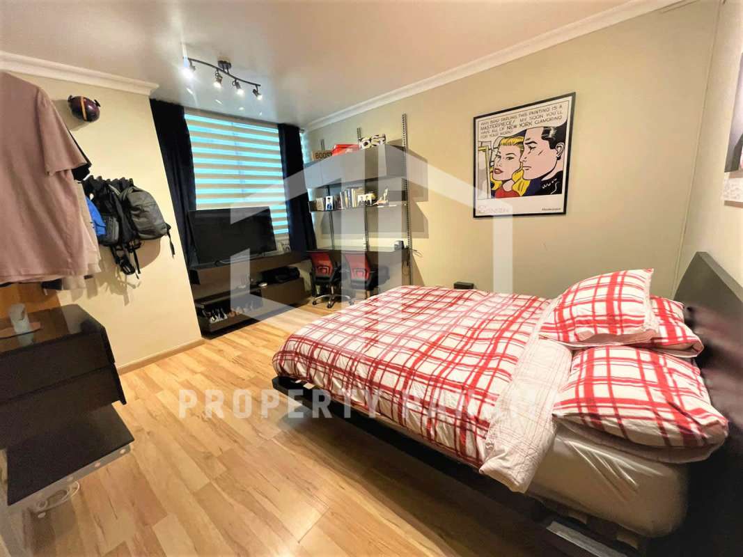 Secondary bedroom with wooden floors and closet PH Peninsula Punta Paitilla luxury condo