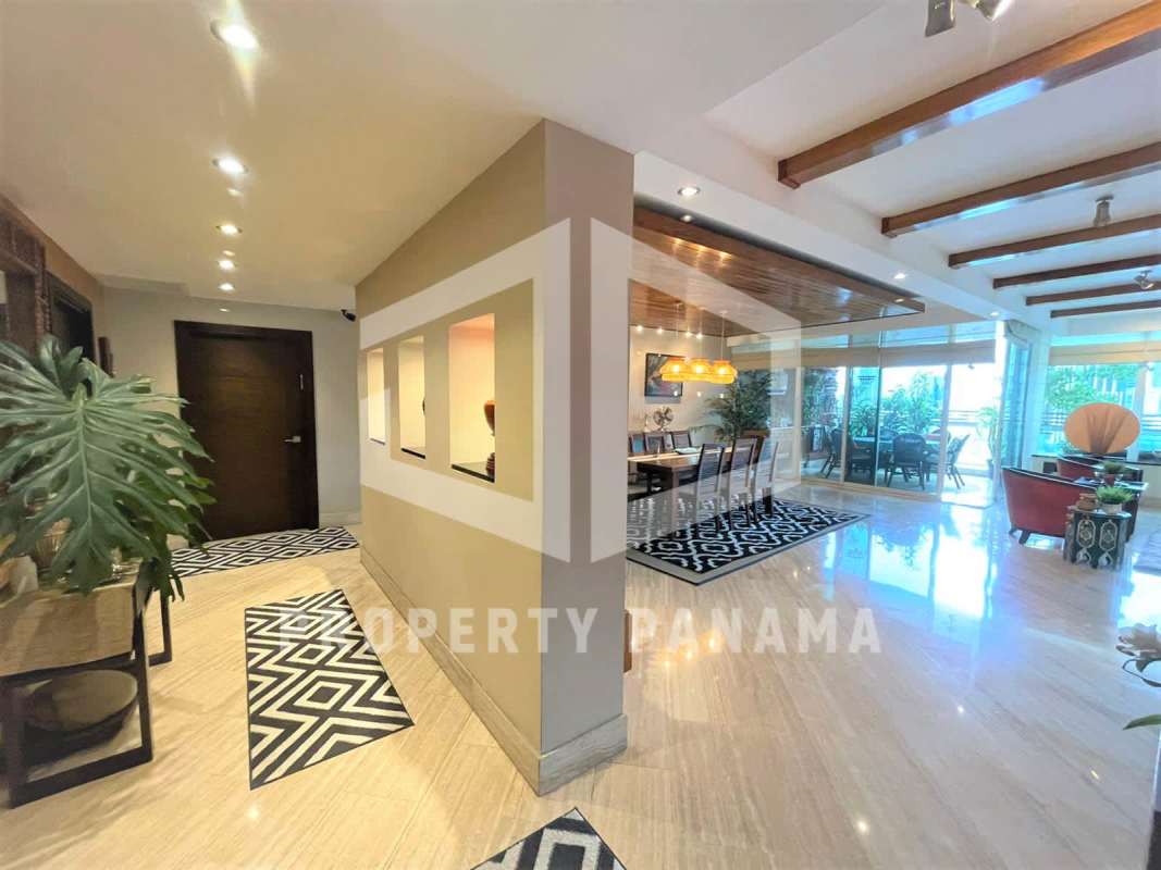 Elegant dining and living area with ocean view in luxury apartment PH Peninsula Punta Paitilla Panama
