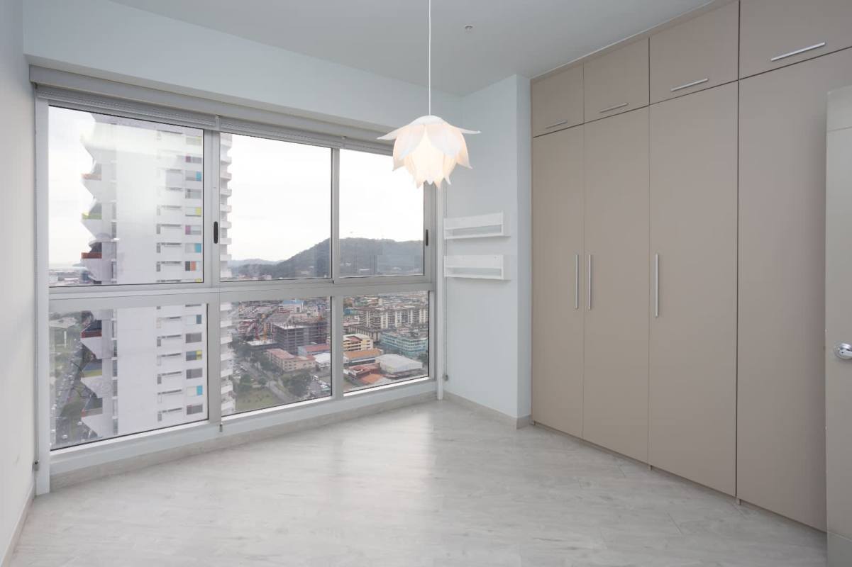 Master bedroom with beautiful Pacific Ocean panorama floor-to-ceiling windows at PH Rivage Avenida Balboa Panama
