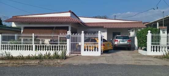 Gated single-story house with pitched roof, driveway and front yard Vista Alegre Arraiján Panama