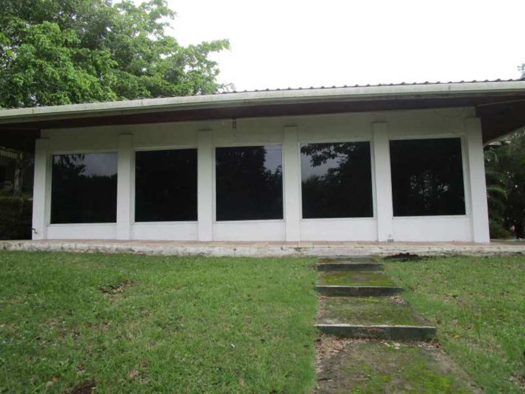 Outdoor kitchen, bohio and barbecue area adjacent to private swimming pool in Las Cumbres house