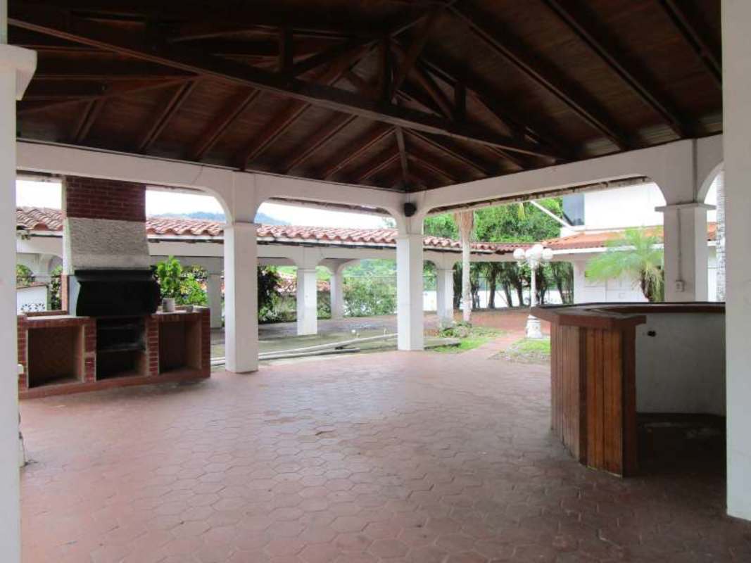 Spacious Lakefront 3BR Home with Pool in Las Cumbres