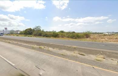Commercial roadside lot along Panamericana with open vegetation Penonomé
