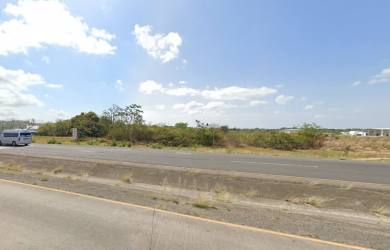 Open lot Penonomé Coclé along busy Panamericana Highway ideal for business