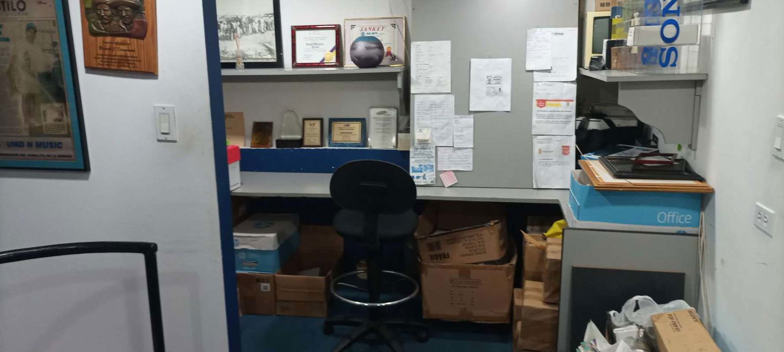 Store interior with appliances signage at Panama City's Cinco de Mayo shopping avenue