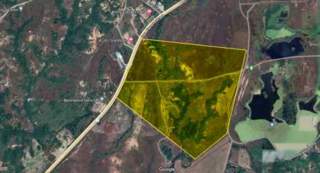 Open roadside land parcel with paved access facing Pan-American Highway in Penonomé, Coclé, Panama