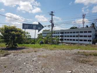 Hotel bedroom setup with window and simple furniture in Paso Canoas commercial tower.