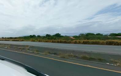 View of Penonomé vacant land alongside Pan-American Highway ideal for commercial