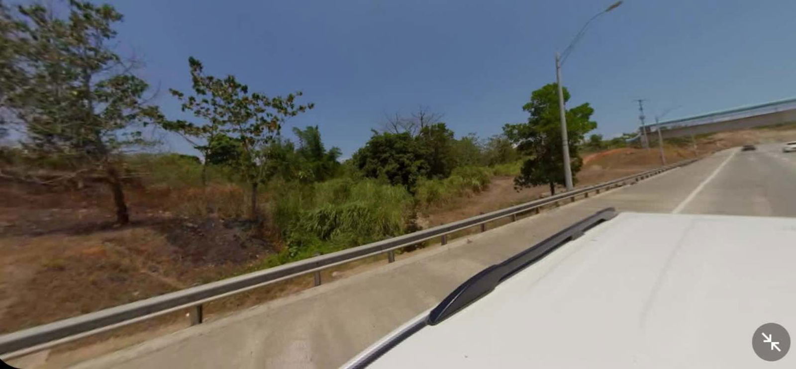 Road adjacent land parcel with guardrail and vegetation Las Mañanitas Panama