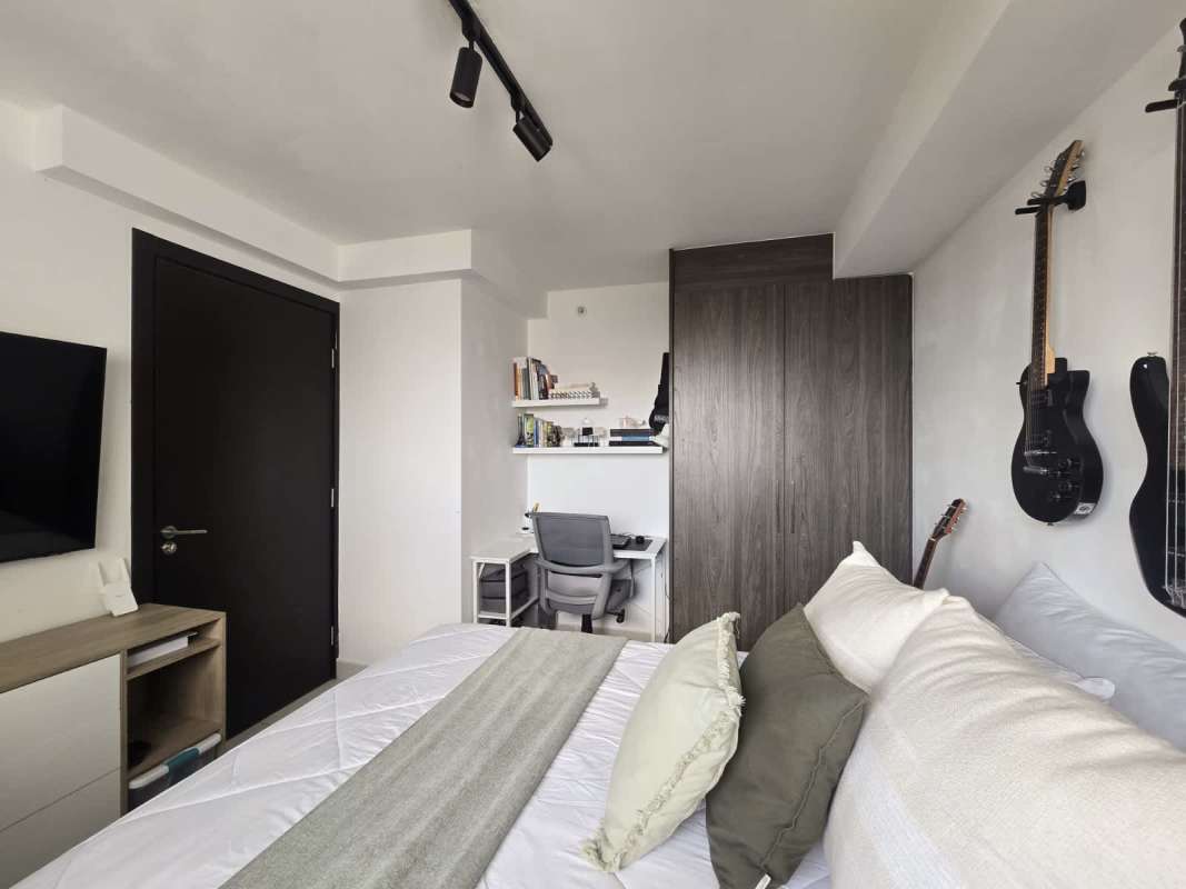 Contemporary kitchen with granite countertops, stainless appliances PH Sky Point Carrasquilla Panama