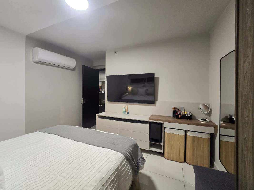 Minimalist bedroom with built-in wardrobe, AC and TV PH Sky Point Carrasquilla Panama