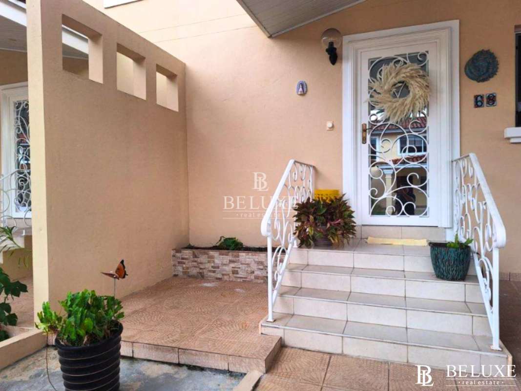 Master bedroom with closet, window, en-suite bathroom PH Villa Tivoli Panama