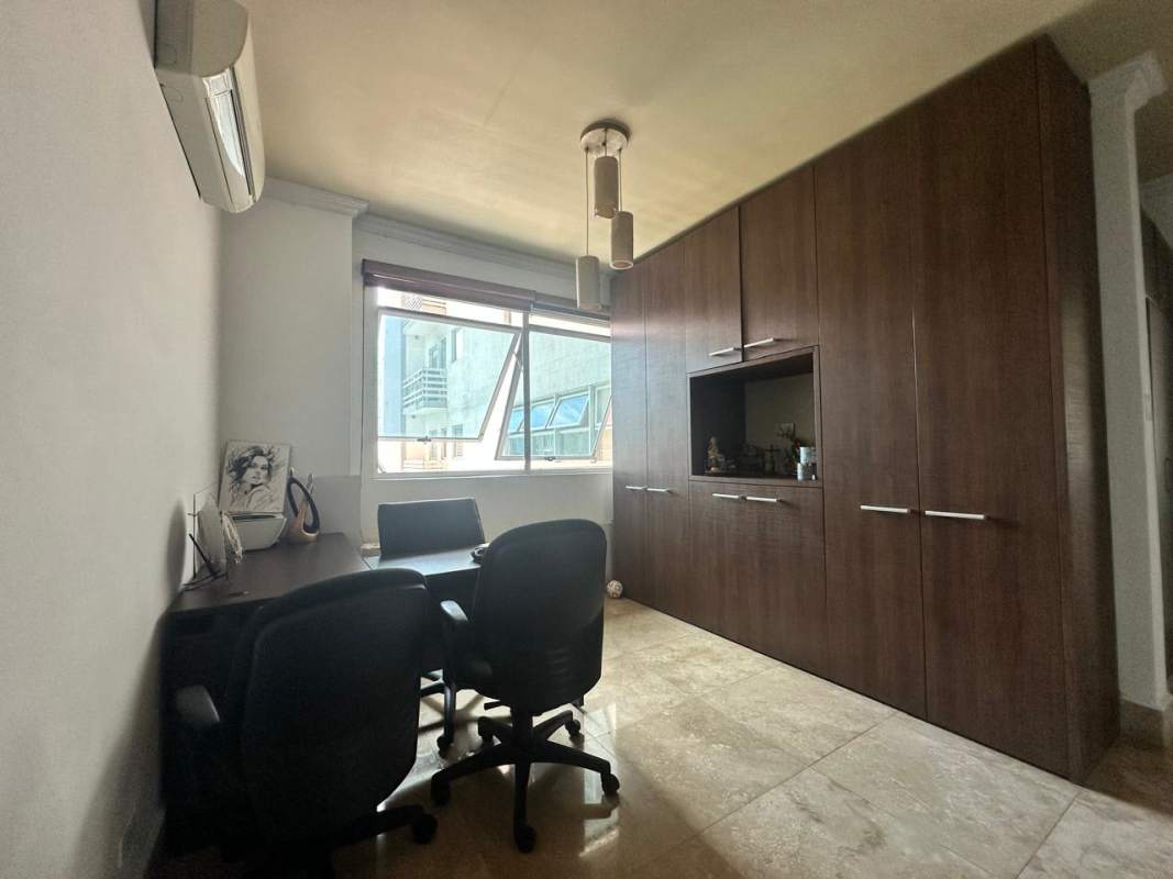 Spacious bathroom with double sinks, marble finishes in Q Tower Punta Pacifica Panama