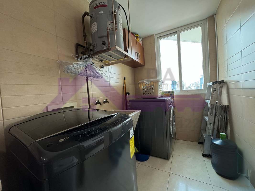 Modern 2BR Apartment with Balcony El Cangrejo PH Harmony