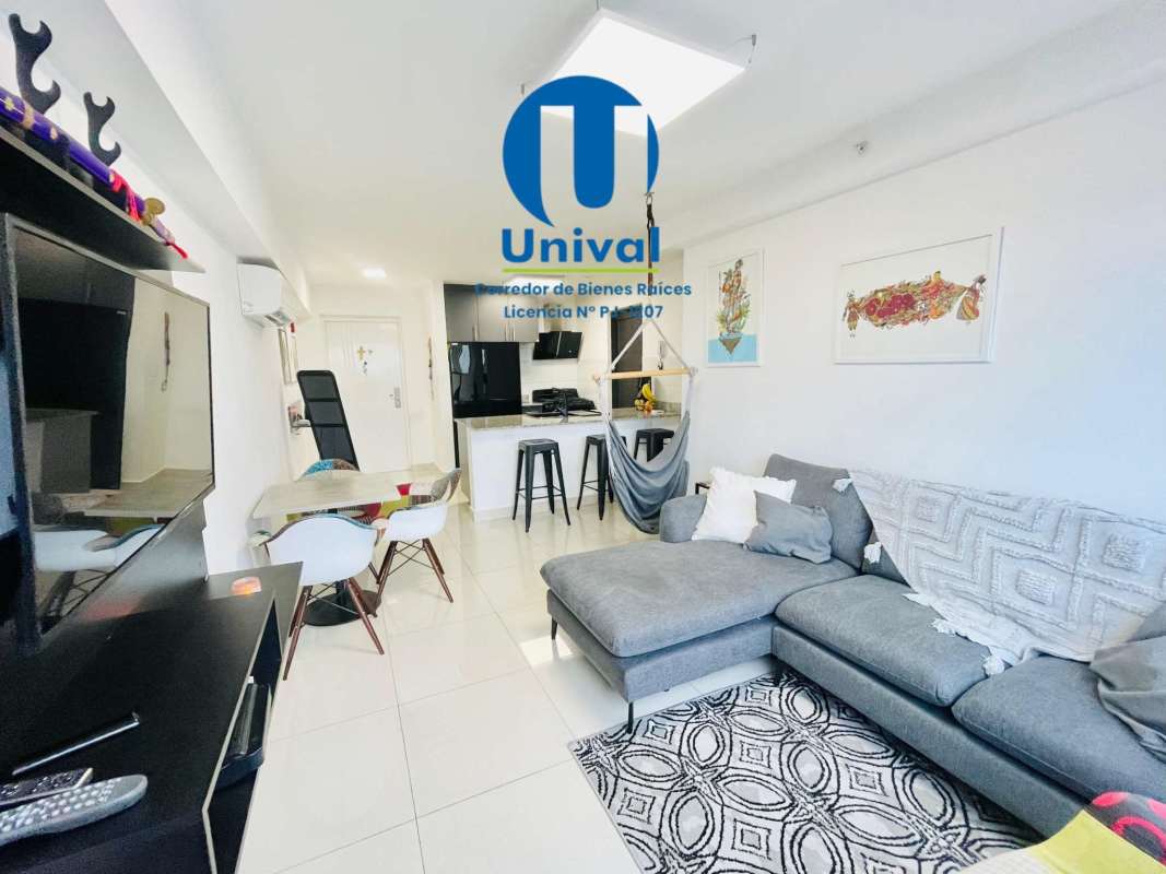 Bright second bedroom with AC, closet, large window and city skyline view in PH Torres de Montserrat Panama City