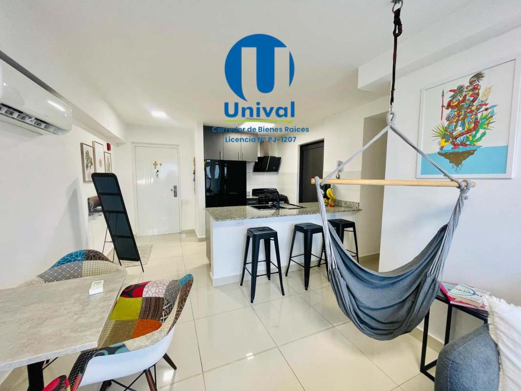 Spacious master bedroom with walk-in closet, AC, bright window at PH Torres de Montserrat Panama