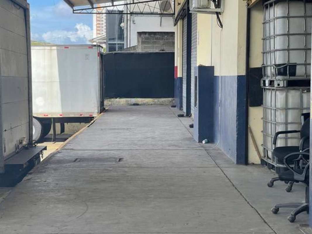 Loading dock rolling doors warehouse trucks parking lot industrial El Crisol Ave Domingo Díaz