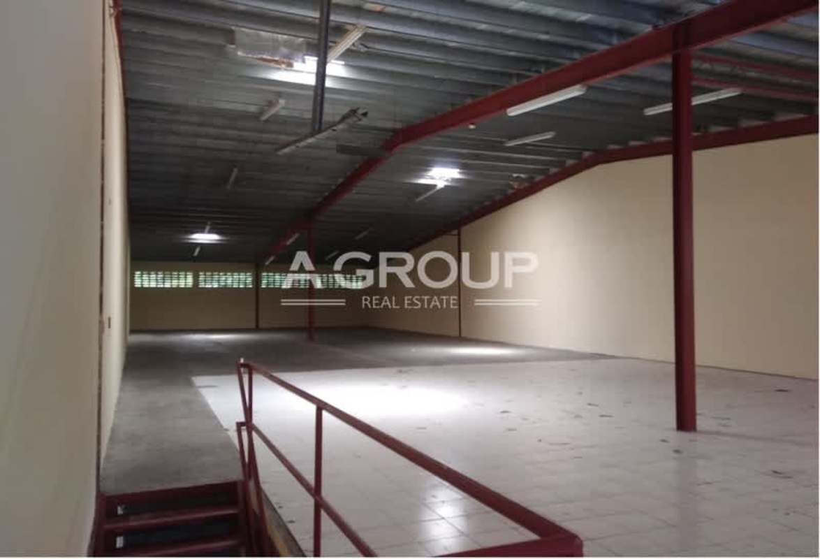 Industrial high ceiling warehouse steel beams concrete floor interior El Crisol Ave Domingo Díaz Panama