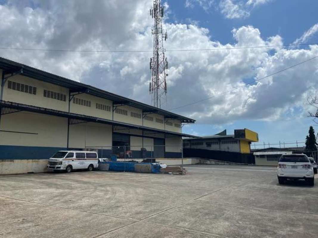 Industrial warehouse outside parking loading dock delivery trucks El Crisol Ave Domingo Díaz Panama