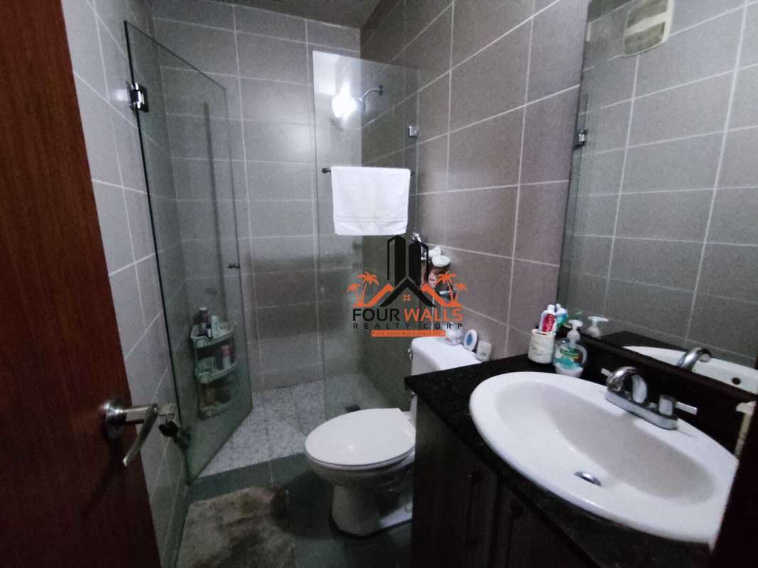 Contemporary bathroom with glass shower at PH Residencias del Sol Carrasquilla Panama