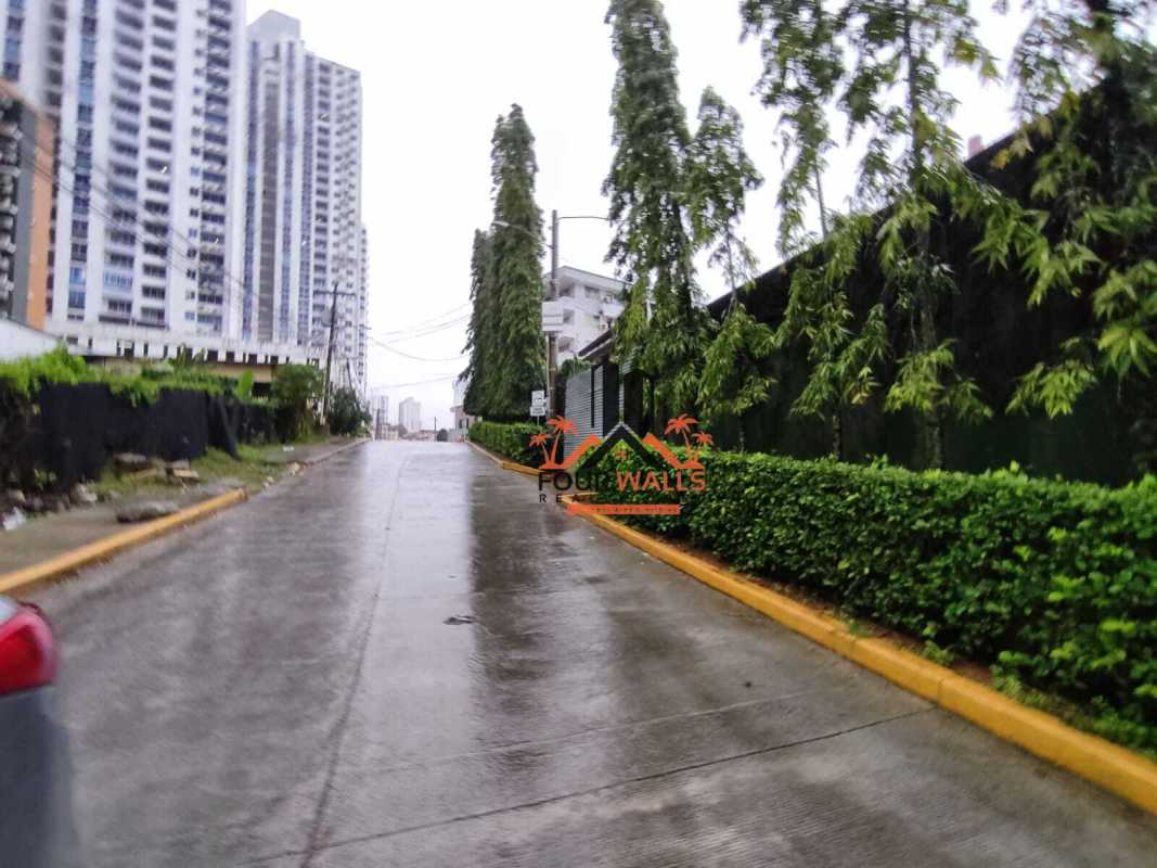 Bright bedroom with wardrobe at PH Residencias del Sol Carrasquilla Panama