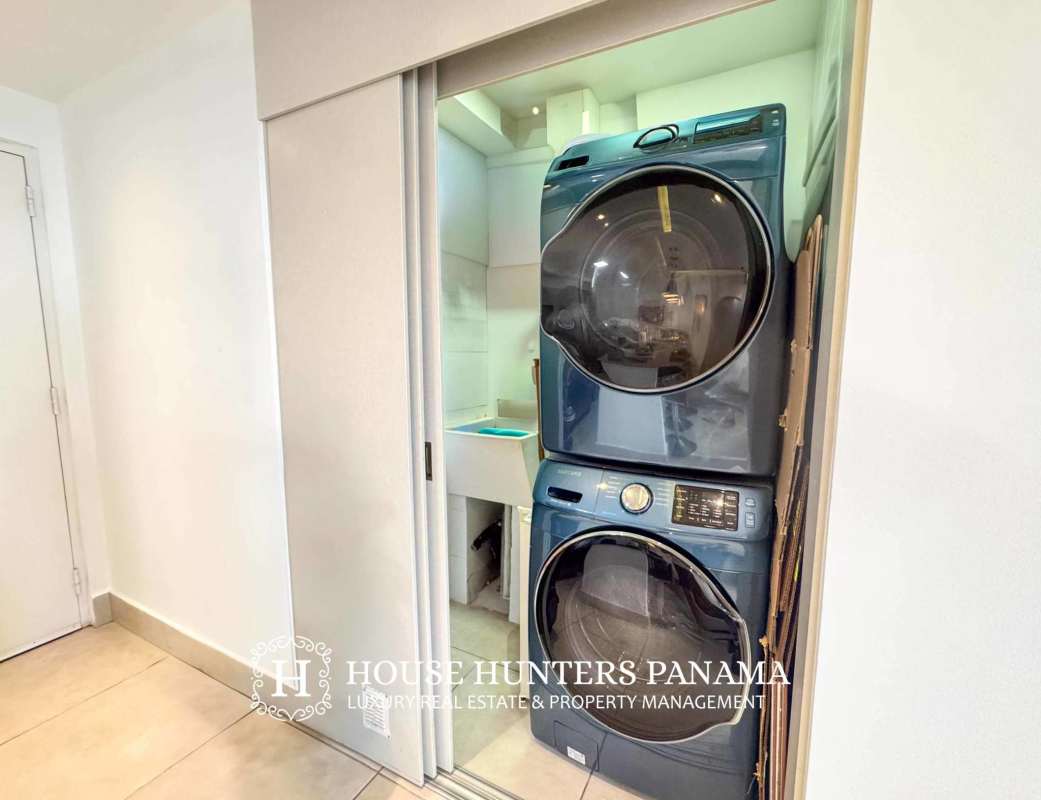 Contemporary kitchen with appliances and breakfast bar at Sky Point Towers Panama