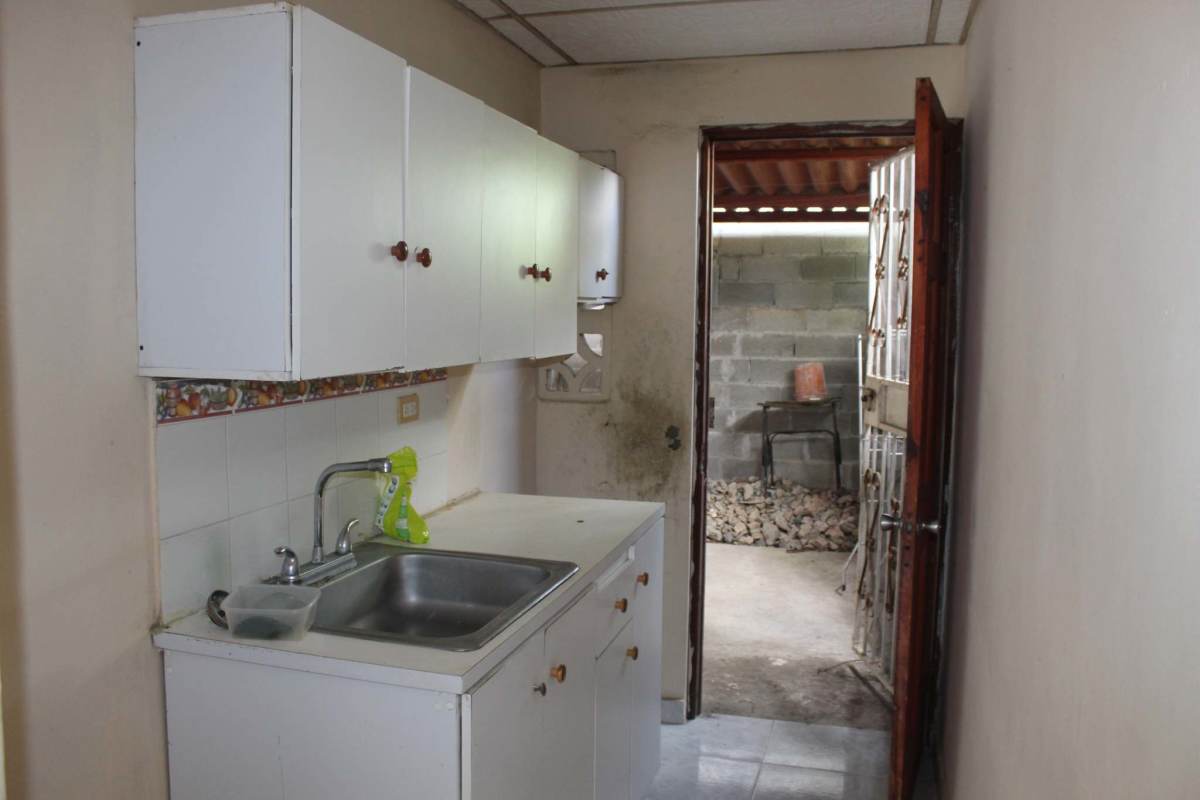 Functional modest kitchen with backsplash and cabinetry Parque Real Las Mañanitas Panama