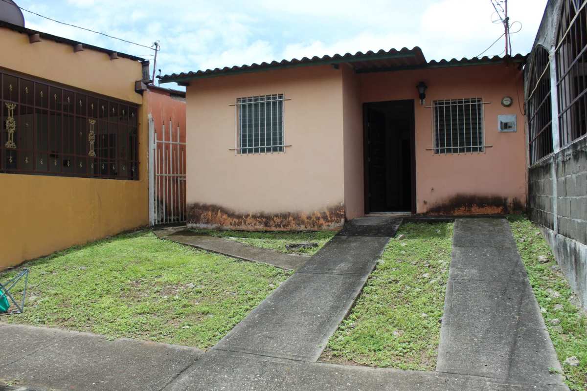 Exterior of single-story home with bars and driveway Parque Real Panama