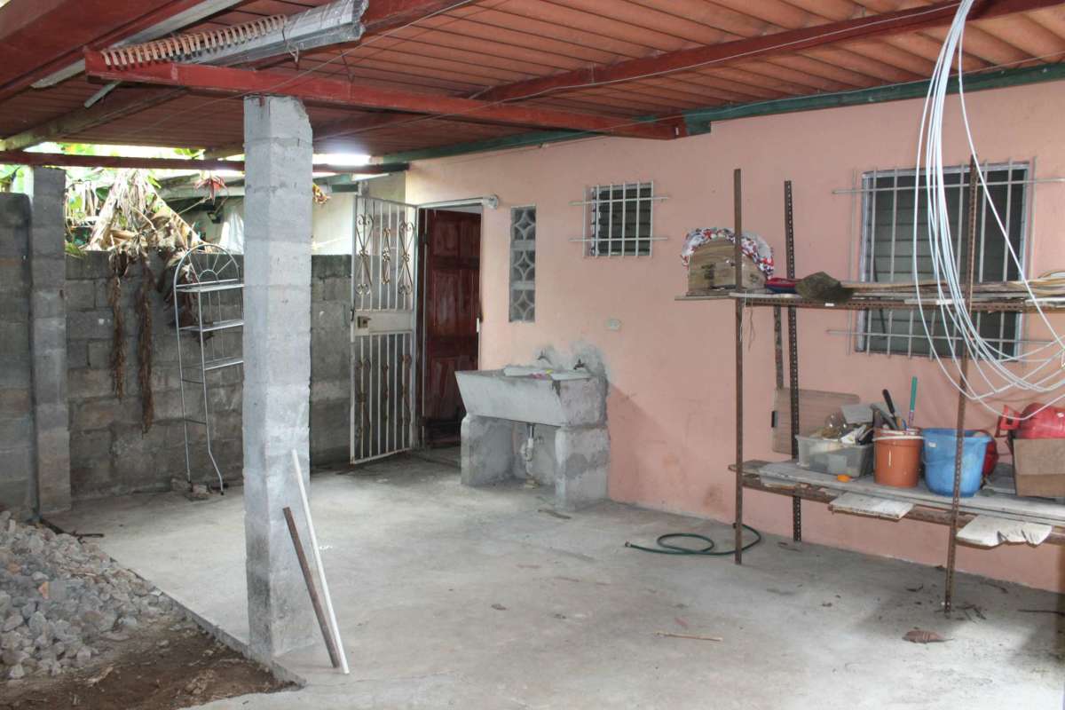 Outdoor covered area with sink and storage in Parque Real Las Mañanitas