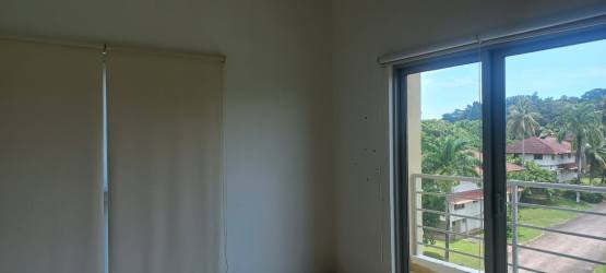 Modern bathroom with shower glass enclosure and tiles in PH Soleo Panama Pacifico