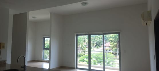Bathroom with glass enclosed shower modern style in PH Soleo Panama Pacifico