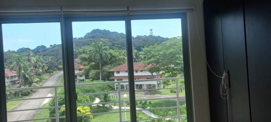 Living room with large sliding glass doors with view PH Soleo Panamá Pacífico