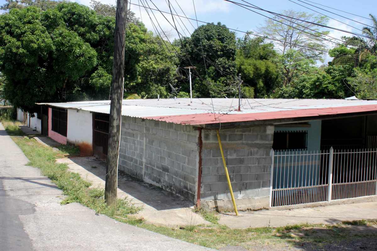 Concrete wall perimeter fenced property with gate in Alcalde Díaz for sale