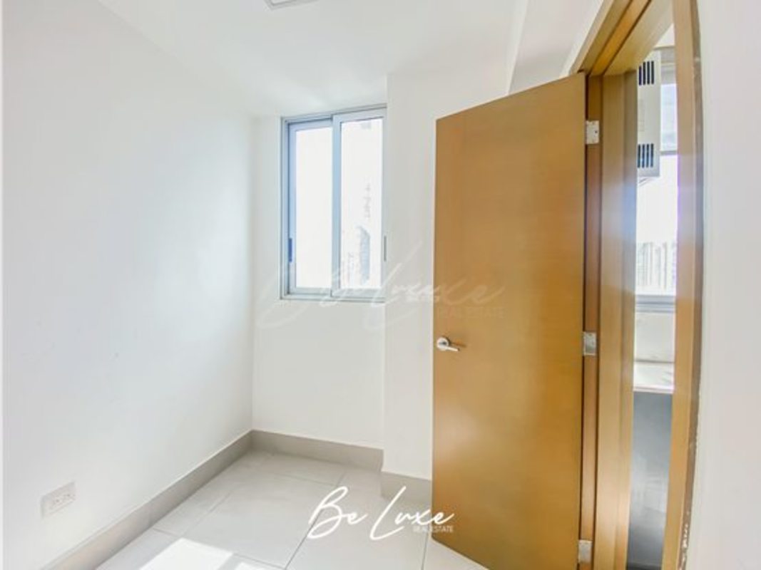 Bedroom with large window, split AC, built-in closet, panoramic city views in PH Park City Obarrio
